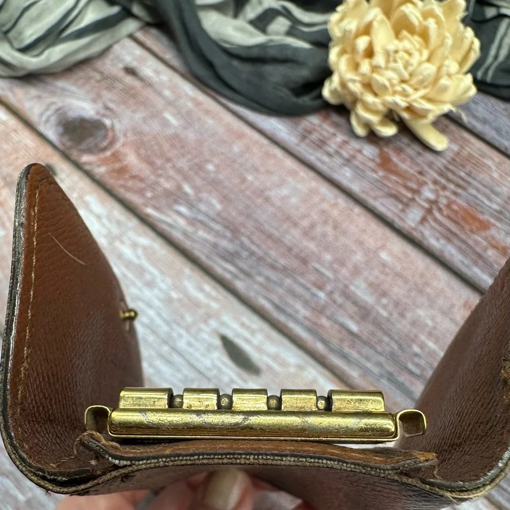LOUIS VUITTON | Monogram Leather 4 Ring Key Holder - Picture 10 of 13